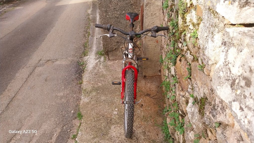 Vendo uma bicicleta de HTH com marcas de uso.
