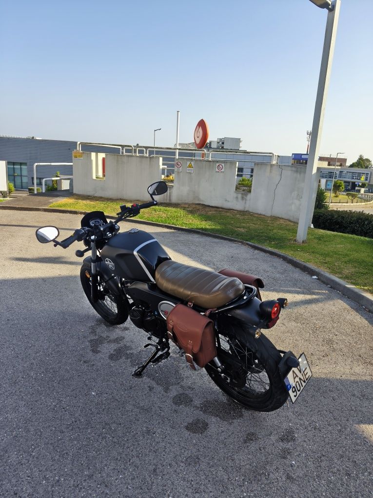Um scrambler x cafe 125cc