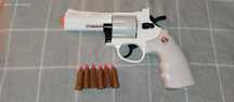 Revolver de brinquedo