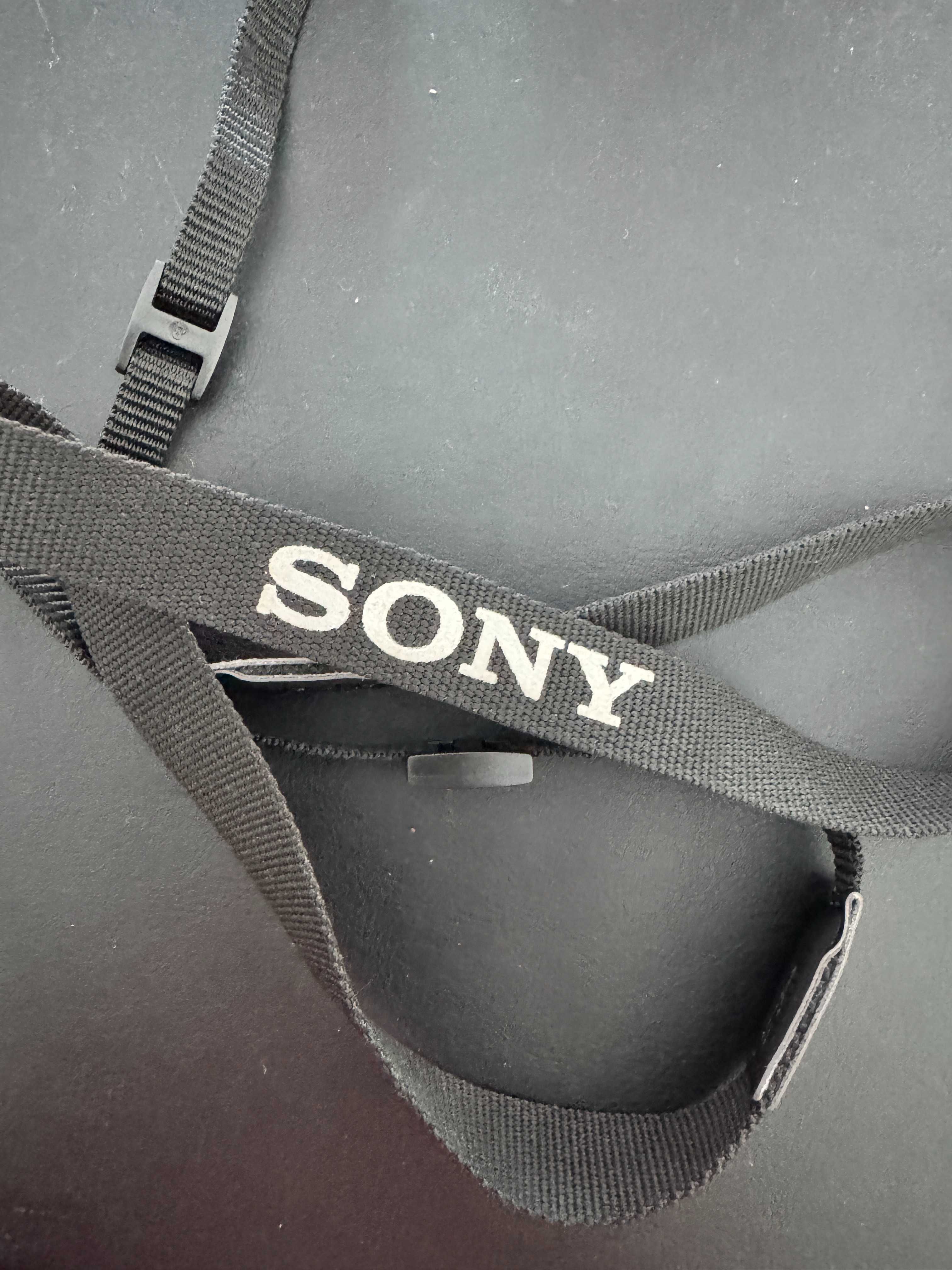 Câmara Sony ZV E10 com a objetiva 16-50 mm.