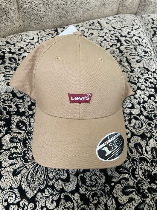 Кепка Levis.