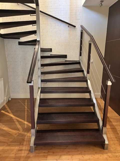 Piękne schody z drewna egzotycznego wenge