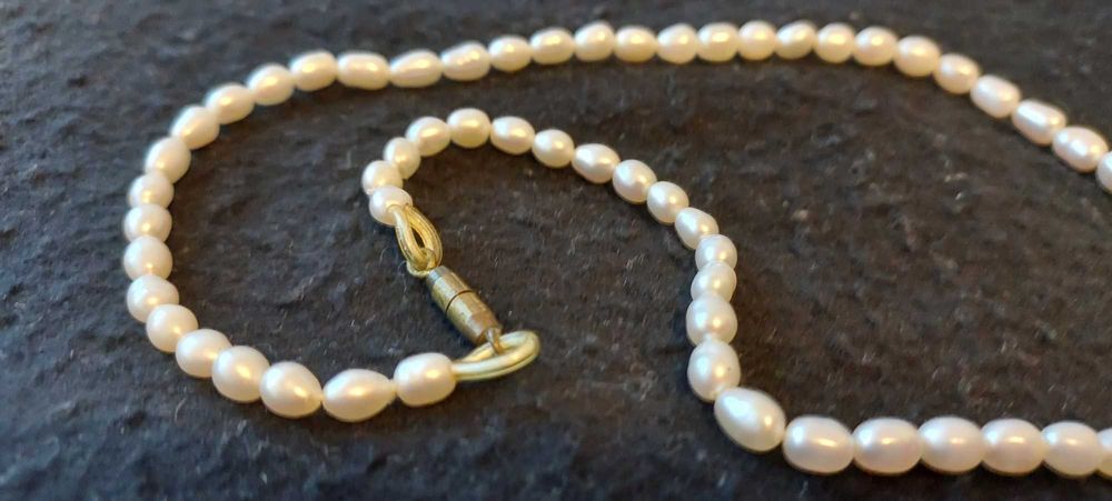 Colares de pérolas de rio.Um tem pulseira igual