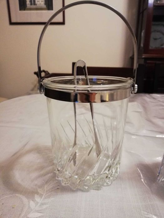 3 garrafas em cristal e recipiente para gelo em cristal