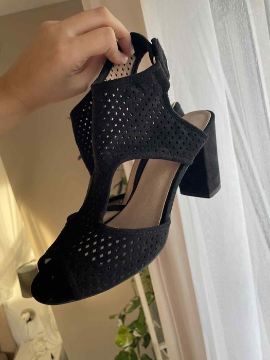 Żakardowe sandałki z dziurek