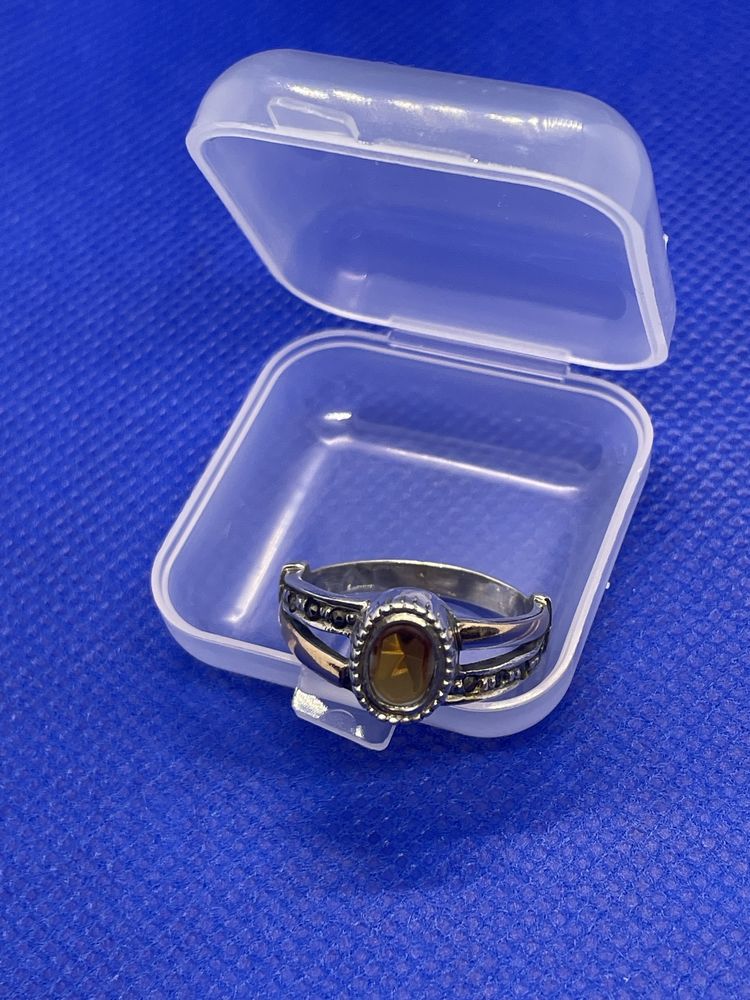 Anel em prata com pedra amarela e detalhes chapados a ouro