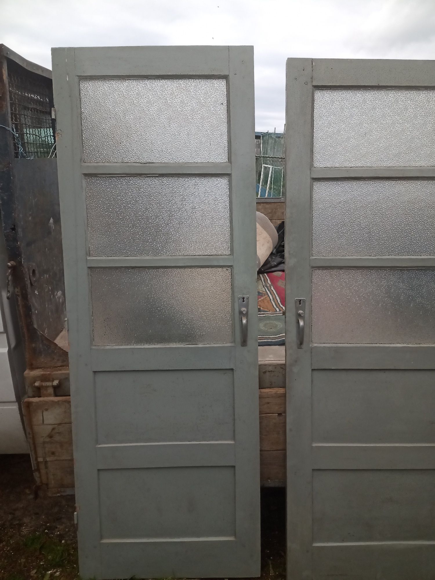 Portas e janelas antigas de madeira castanho