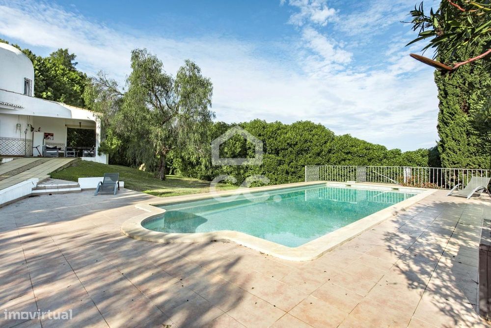 Moradia T4 independente com piscina e terreno em Alcantarilha