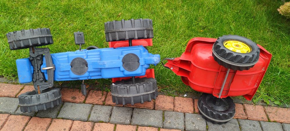 Traktor, zabawka dla  dzieci na pedały z przyczepą