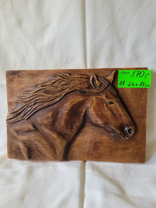 Rzeźba konia z drewna – ręcznie wykonana