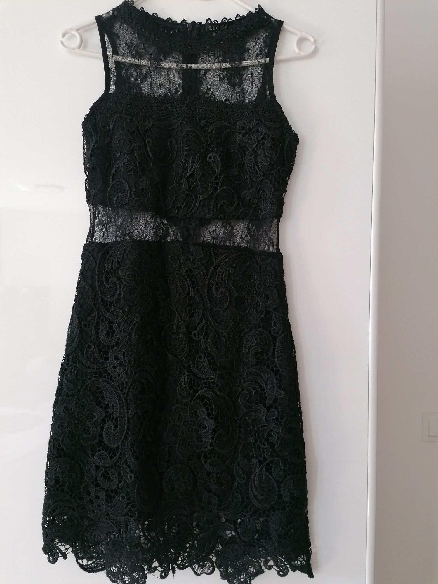 Czarna elegancka sukienka z koronki