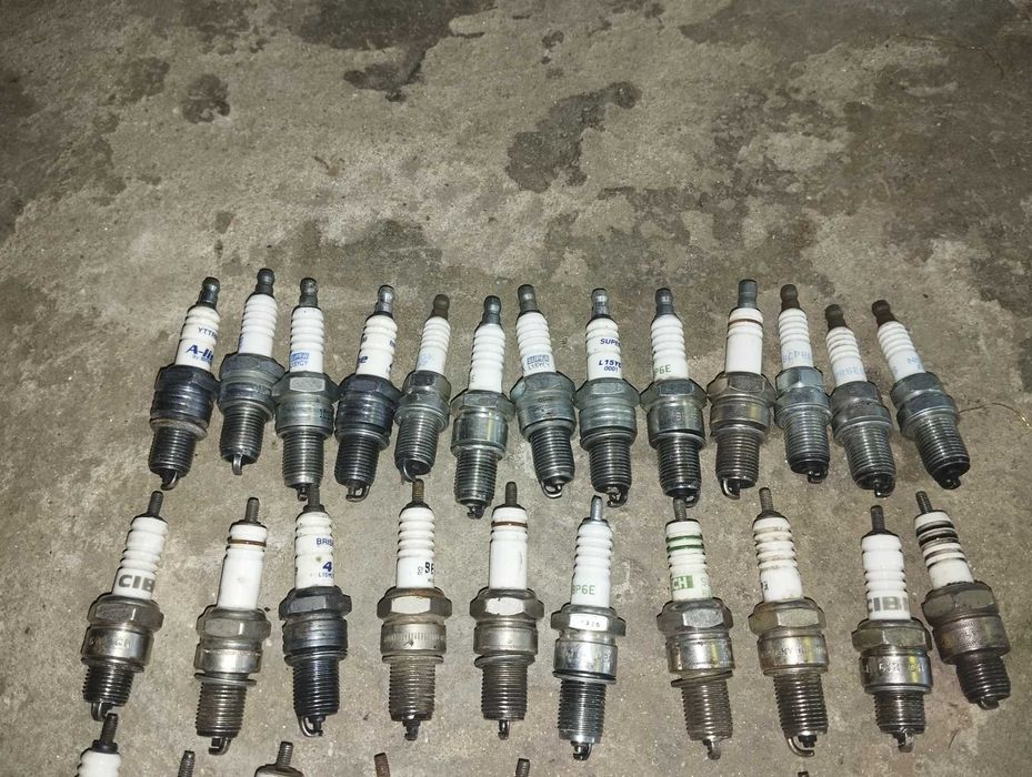 Свічки автомобільні продам.