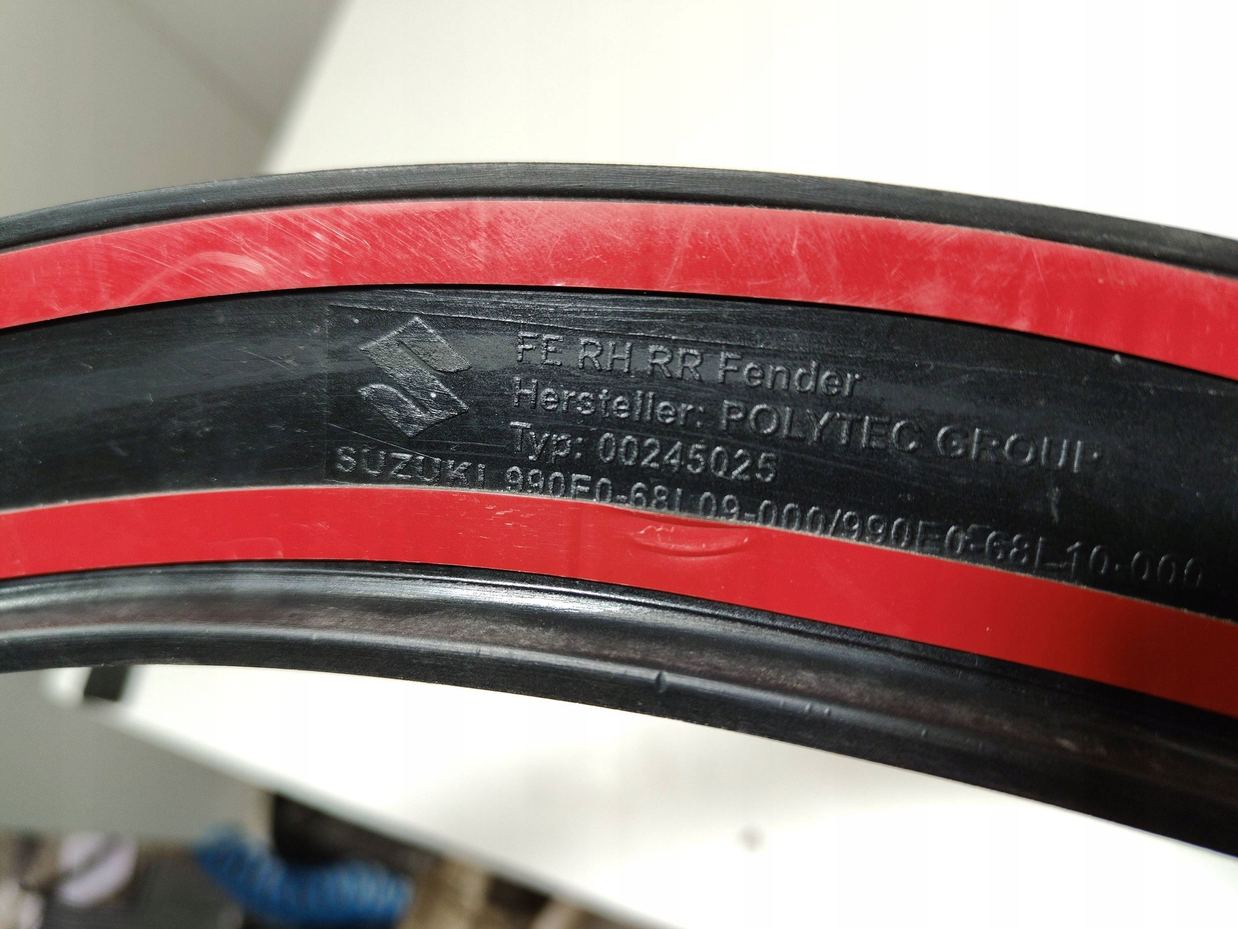 Suzuki swift ii Listwa błotnika Prawy przód 990E0-68L09-000