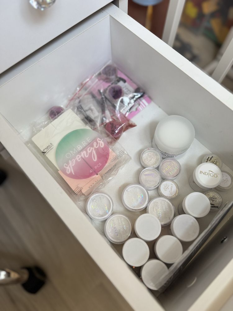 Zestaw stolik lampy fotel kosmetyczny manicure żele hybrydy paznokcie