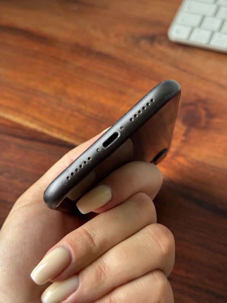 iPhone 11 z etui Spigen