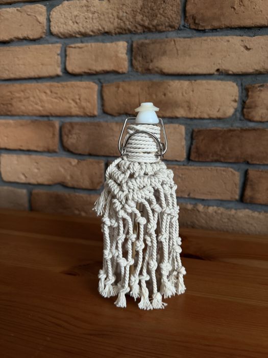 Mała butelka ozdoba ze sznurka w stylu boho z korkiem