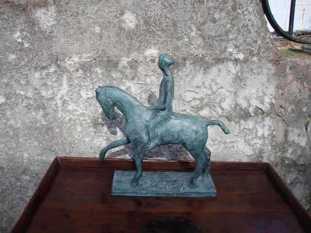 Escultura em bronze assinada