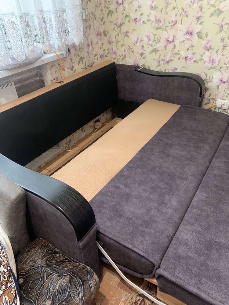Продам діван у дуже гарному стані.