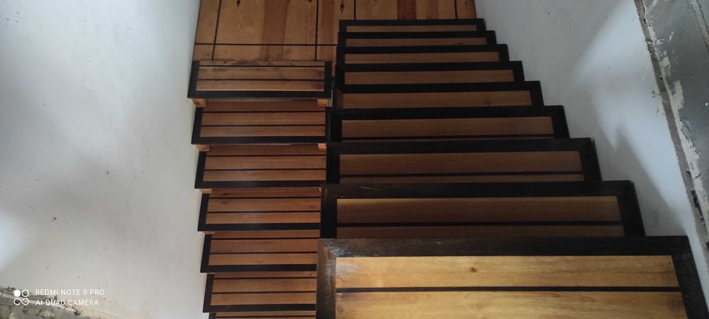 Schody dębowe na sosnowej podbudowie