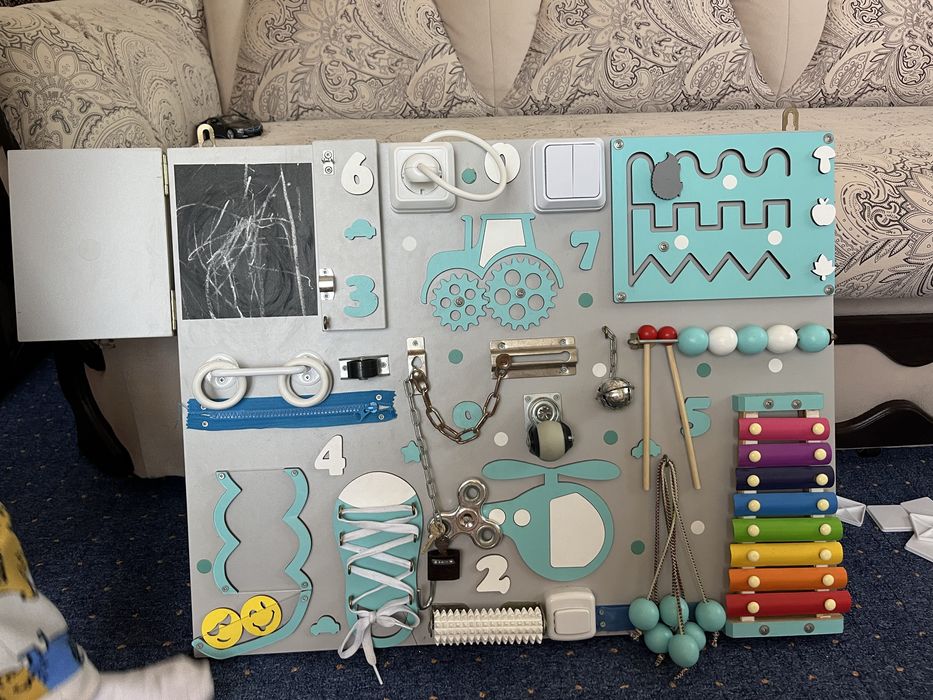 Бизиборд, розвиваюча дошка, бізіборд