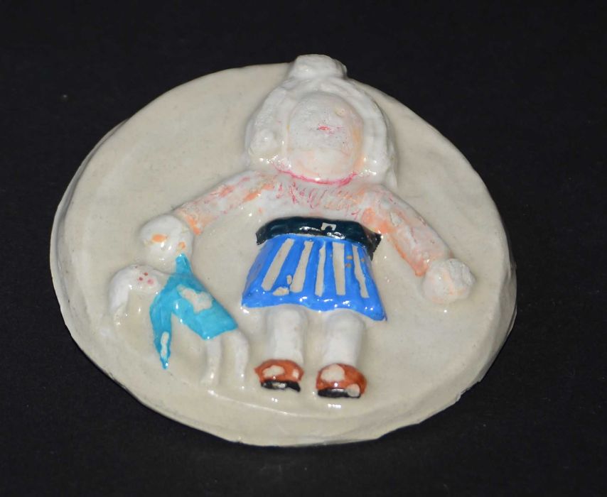 Gipsowy medalion Obrazek Zawieszka Dziewczynka z lalką