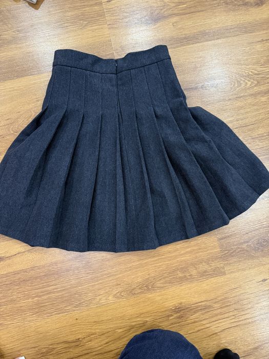 Тепла спідничка в складочку.Темно-синього кольору.