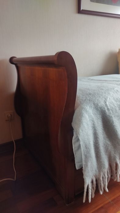 Cama individual com estrado e colchão