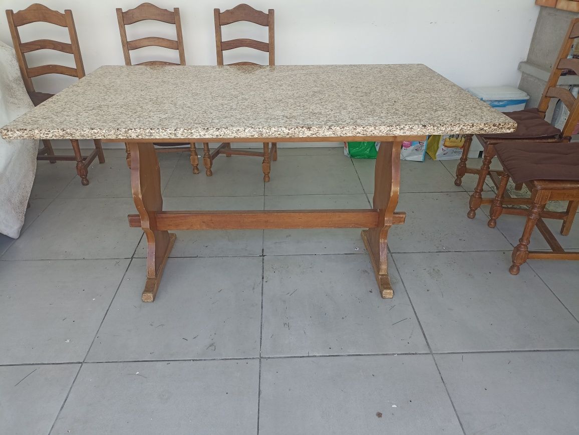 Mesa em granito e pés de madeira