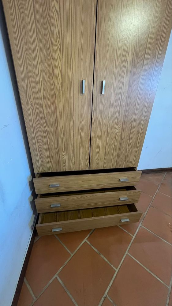 Guarda-vestidos de 2 portas e 3 gavetas – bom estado