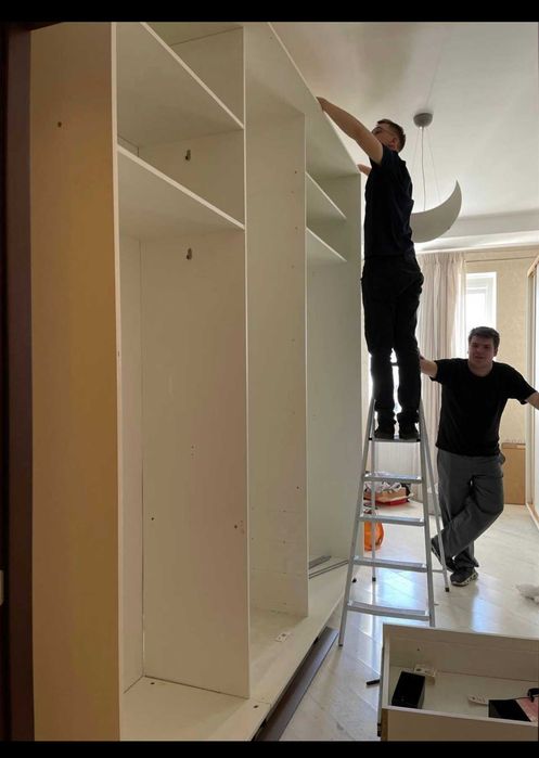 Продам два белых БУ шкафа с зеркальными дверями.
