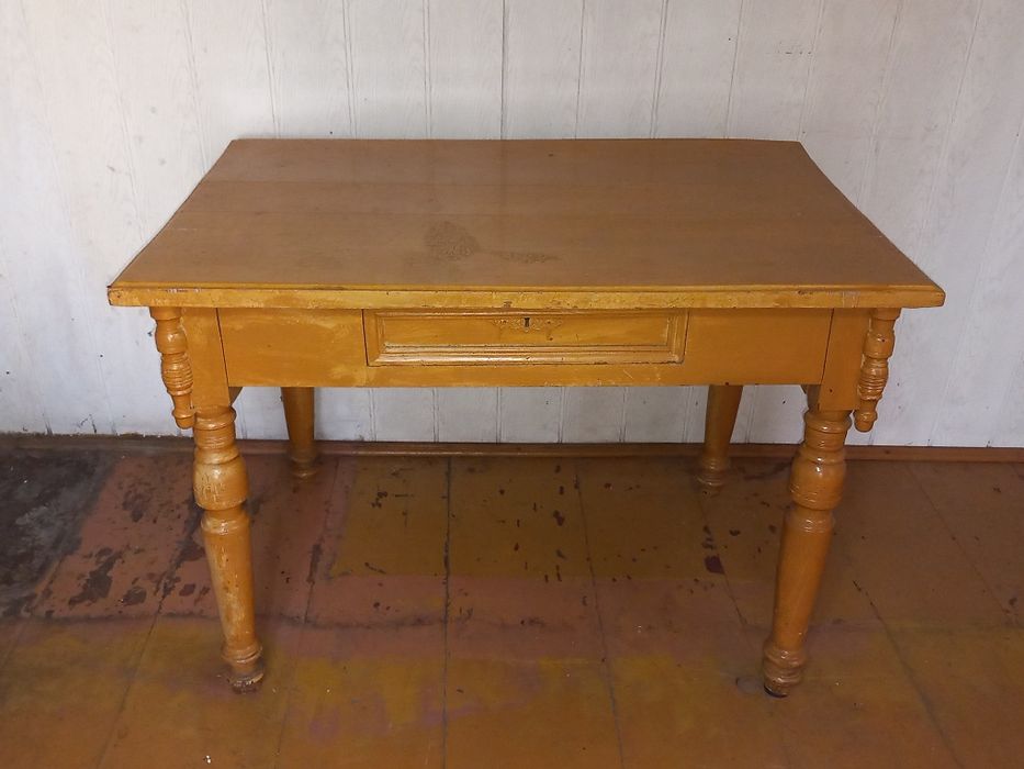 Drewniany stół PRL.