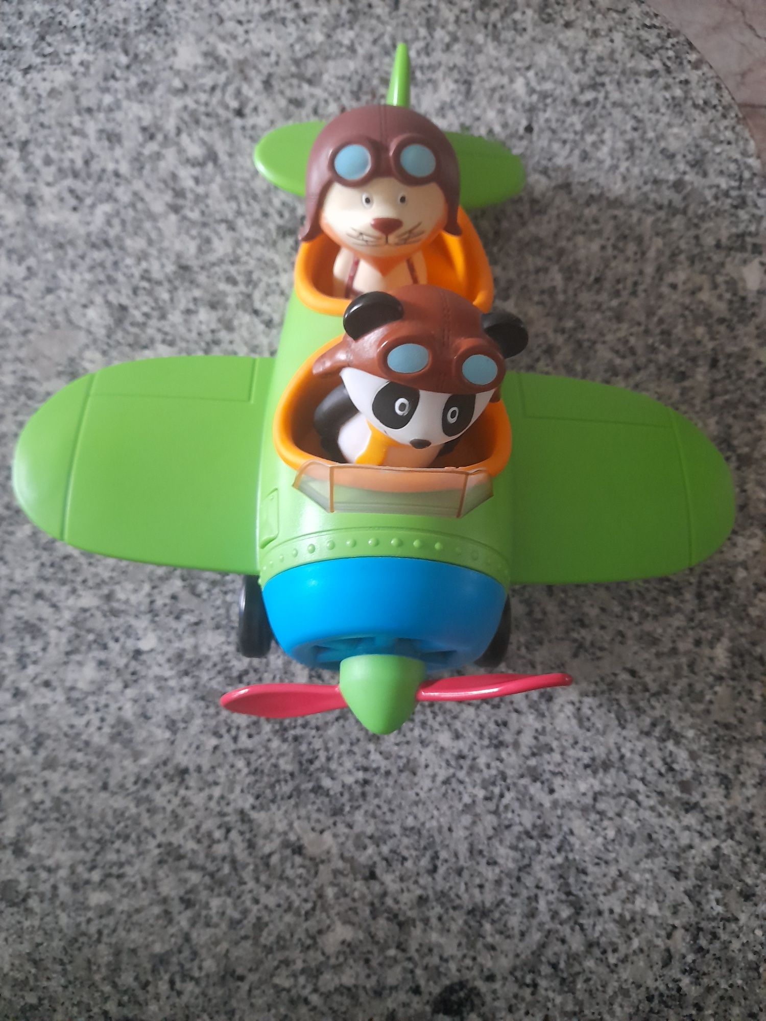 Avião com bonecos