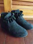 Botas pretas de menina