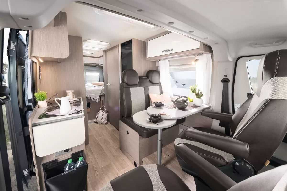 kampervan -automat -adria -ahorn -knaus -półintegra