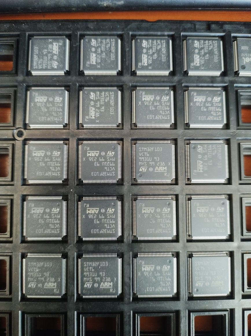 Мікроконтролер ARM ST STM32F103VCT6