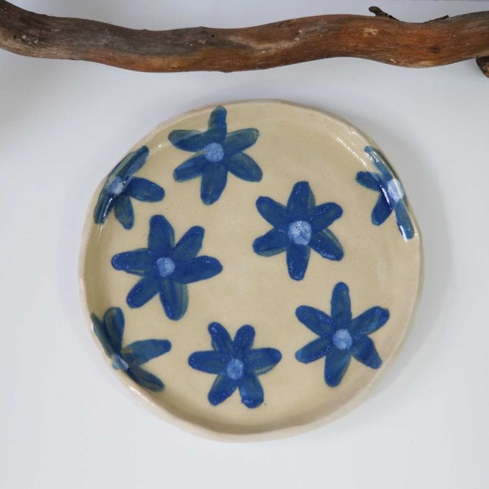 Talerz ceramiczny w ręcznie malowane niebieskie kwiaty