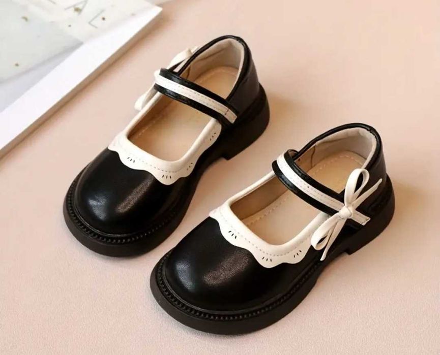 Нові туфельки для дівчинки