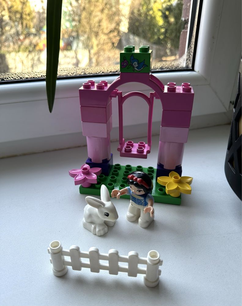 Klocki Lego duplo w ogrodzie Śnieżki huśtawka królik i inne