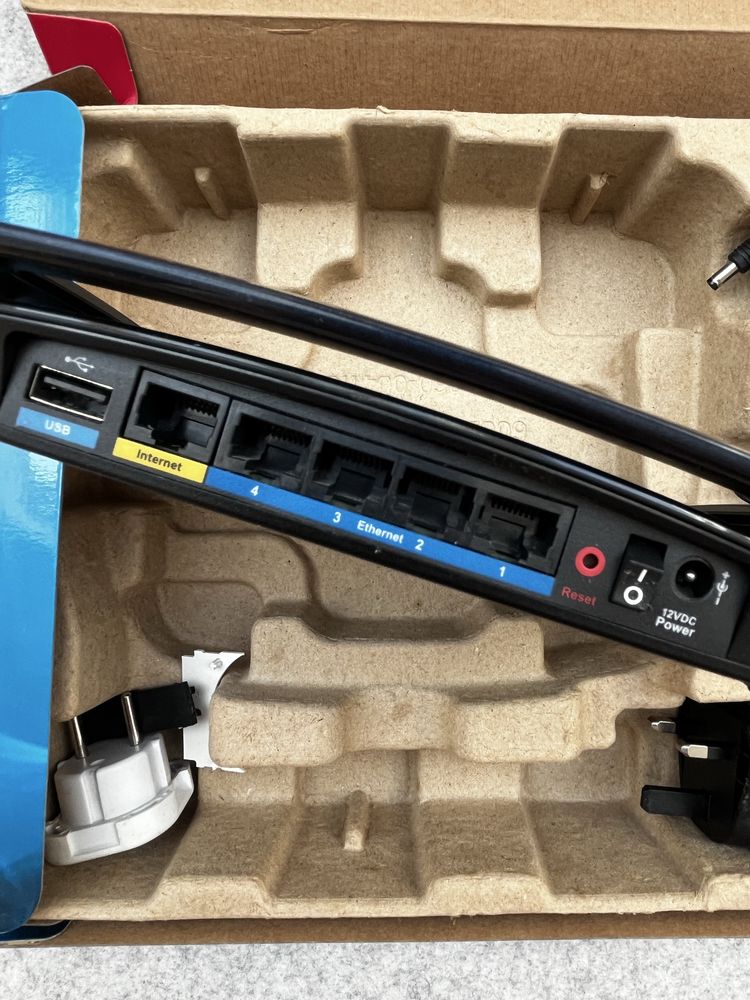 Cisco Linksys Simultaneous Dual-Band Wireless-N Gigabit Router