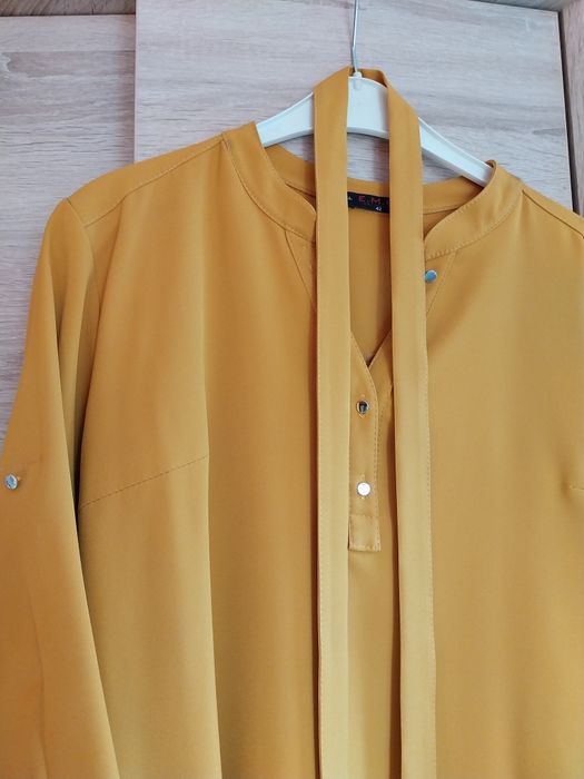 Musztardowa sukienka z rękawem 3/4