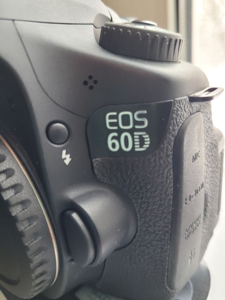 Новый Canon 60d 5900 пробег +обьективы,аксессуары