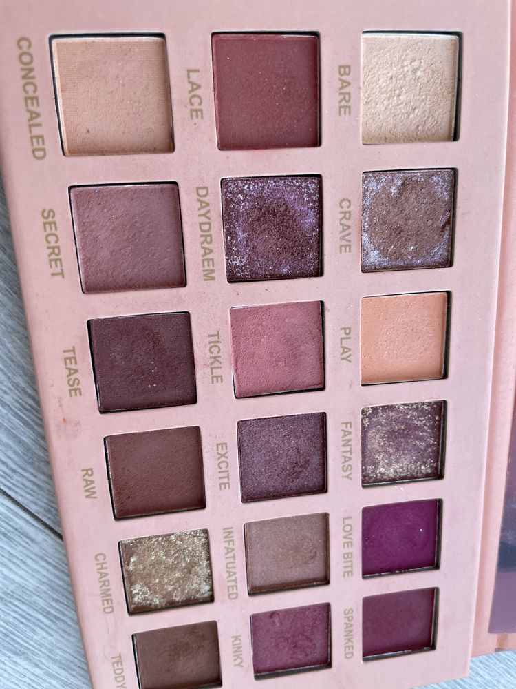 Палетка тіней Huda Beauty Megane Nude New