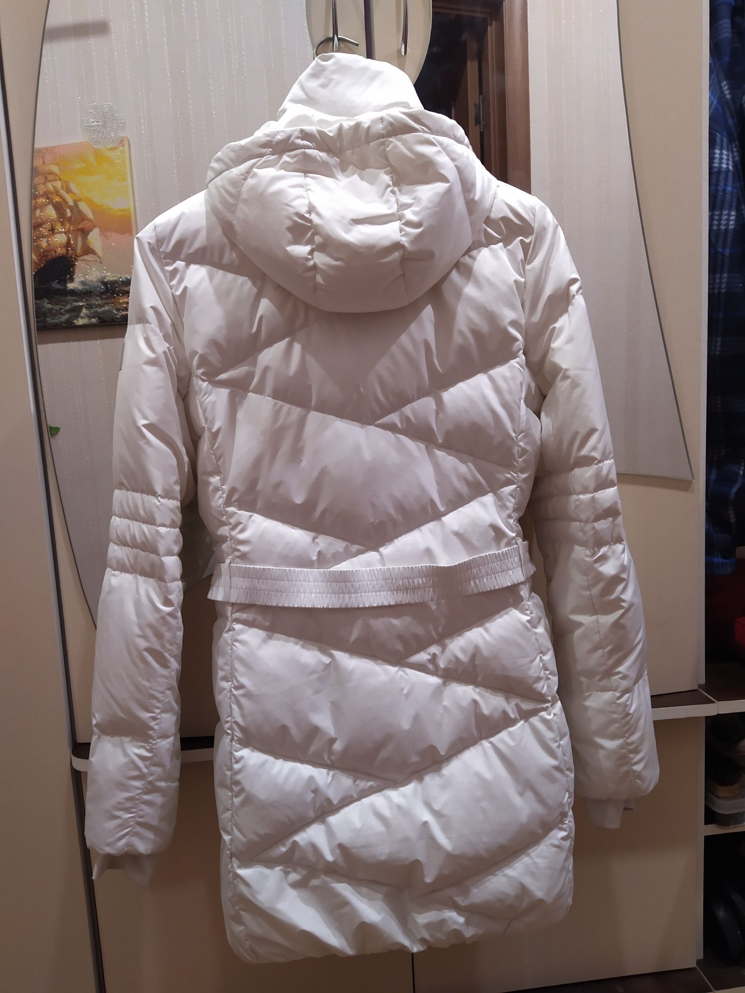 Пуховик Adidas, вище коліна.