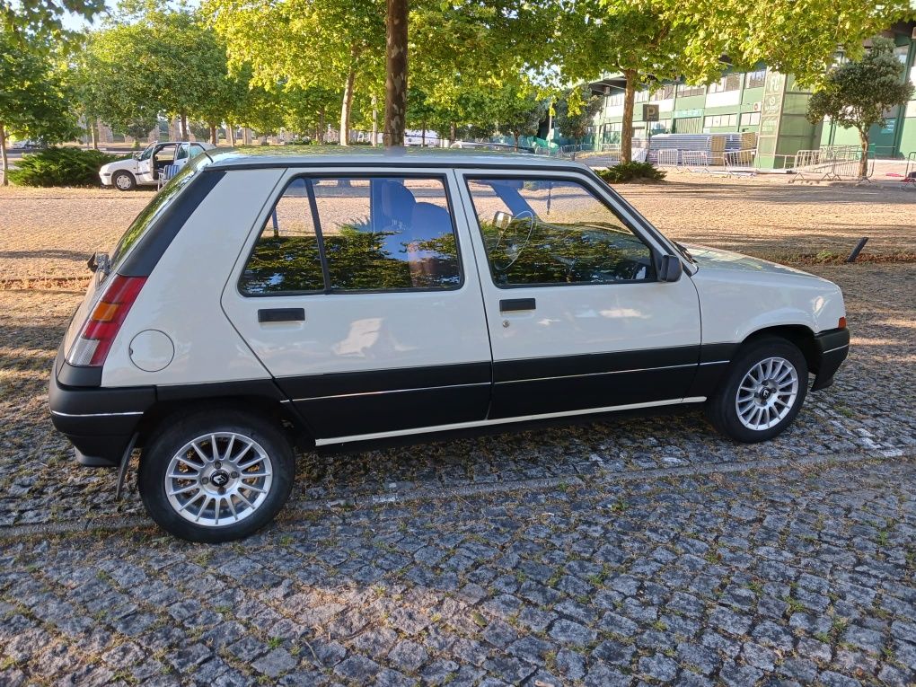 Vendo Renault 5 em bom estado.