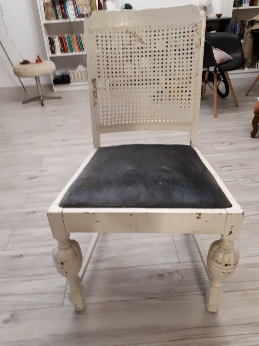 Stare krzesło na sprężynach