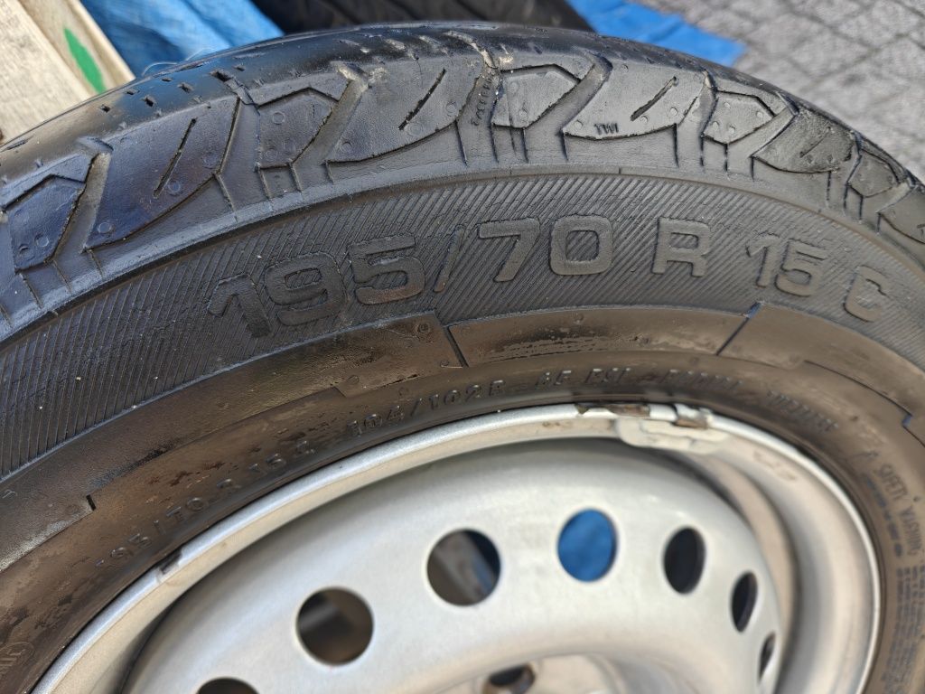 Sprzedam opony wraz z felgami  do VW T4 T4