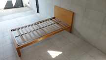 Cama de solteiro com estrado, como nova.