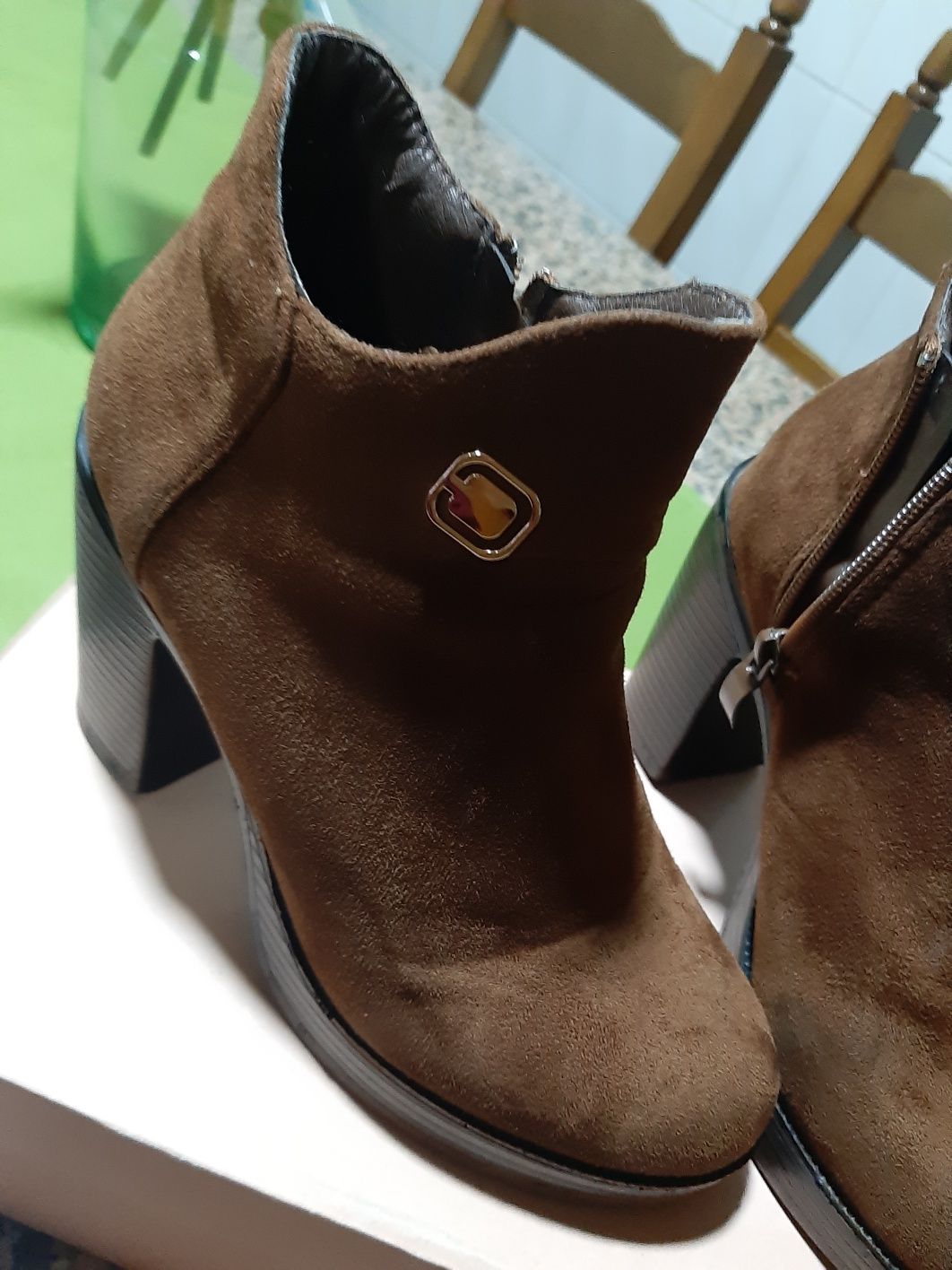 Botas castanhas tamanho 35