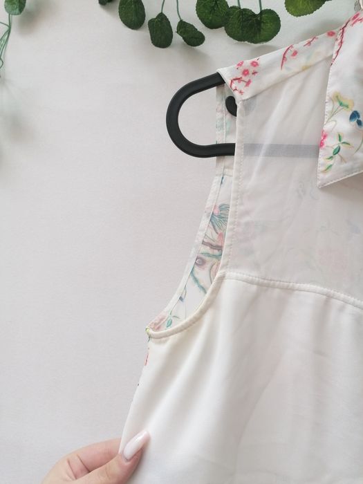 Blusa Branca Transparente e Florida