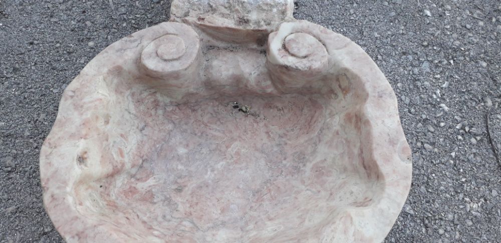 Pia de água benta em forma de concha sec XIX em pedra Lioz.